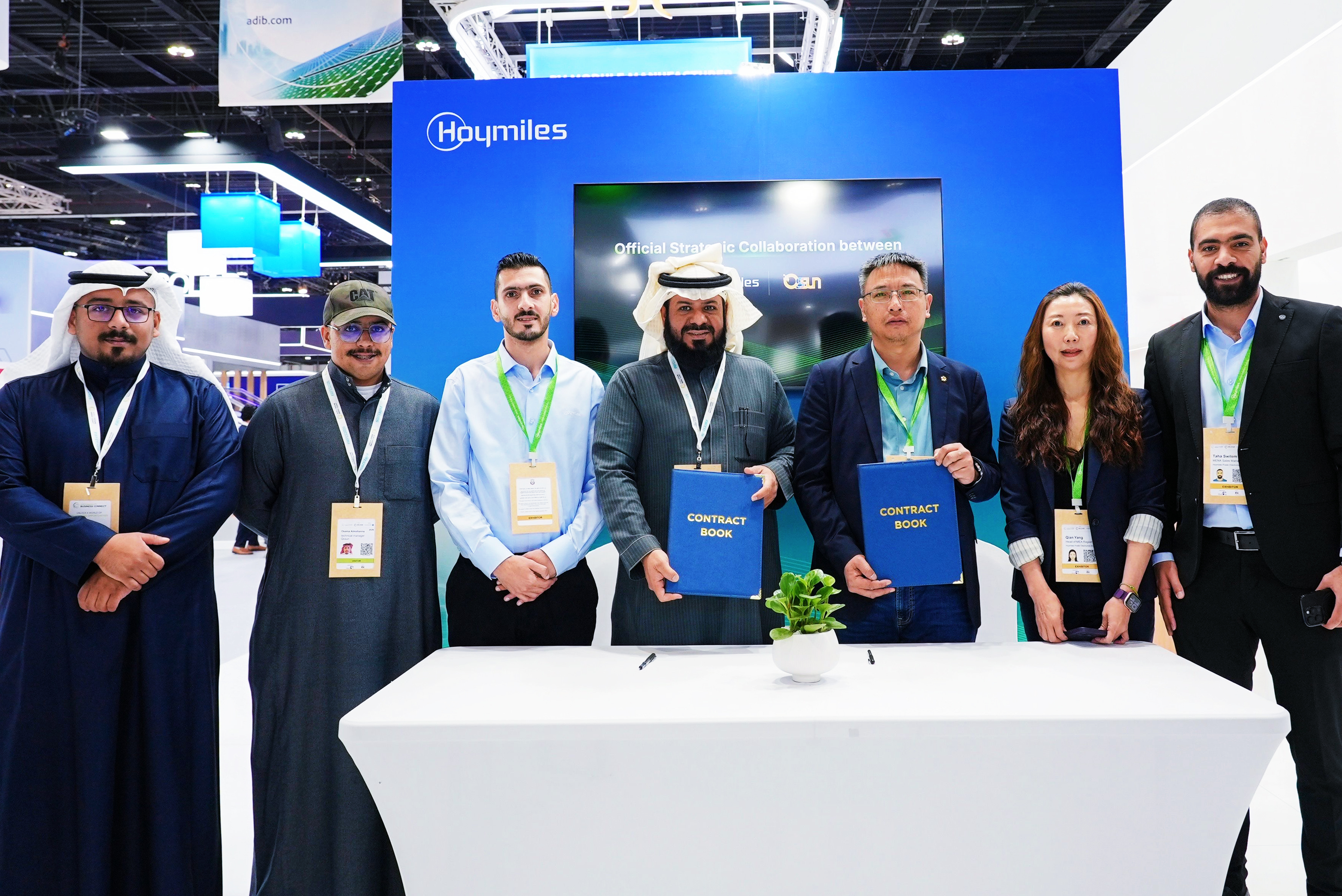 Group signing ceremony between Hoymiles and over 10 Middle East partners including BEST Solar and ZTC at WFES